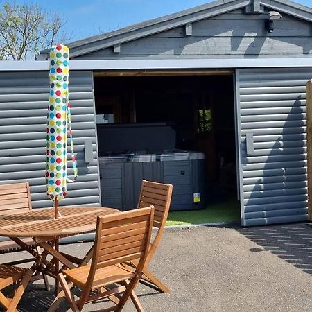 Grace'S Place With Hot Tub & Games Room 캐릭퍼거스 외부 사진