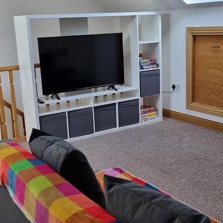 Grace'S Place With Hot Tub & Games Room 캐릭퍼거스 외부 사진
