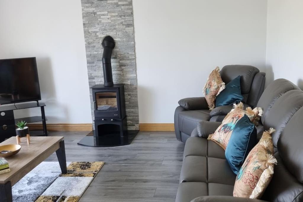 Grace'S Place With Hot Tub & Games Room 캐릭퍼거스 외부 사진