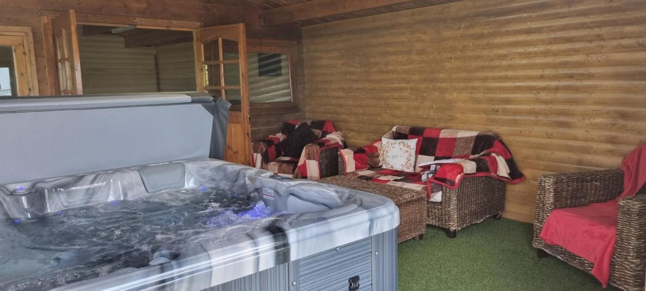 Grace'S Place With Hot Tub & Games Room 캐릭퍼거스 외부 사진
