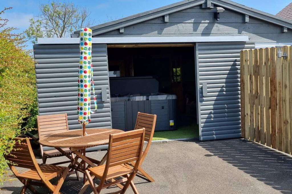 Grace'S Place With Hot Tub & Games Room 캐릭퍼거스 외부 사진
