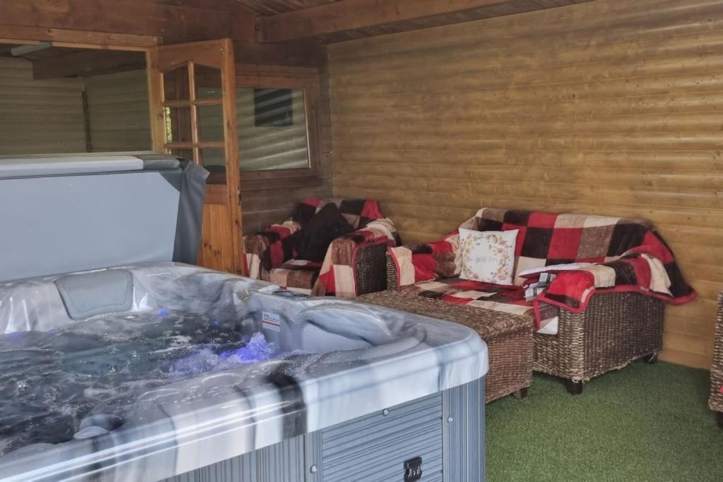 Grace'S Place With Hot Tub & Games Room 캐릭퍼거스 외부 사진
